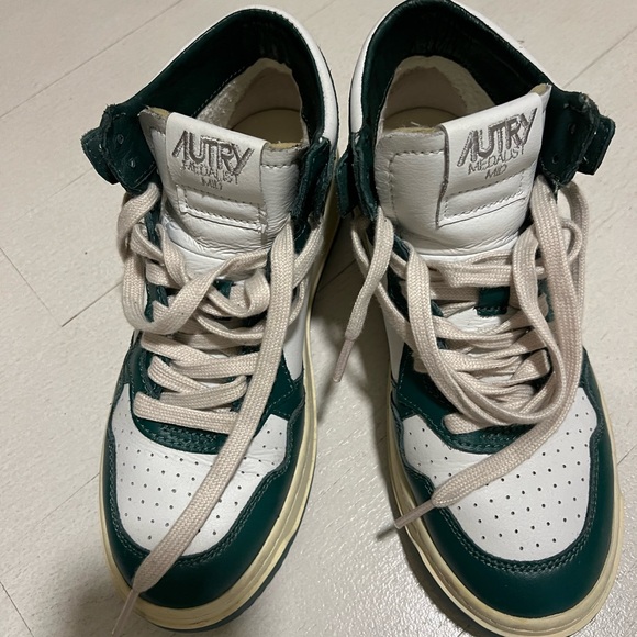 Autry Mid Bicolor Sneakers